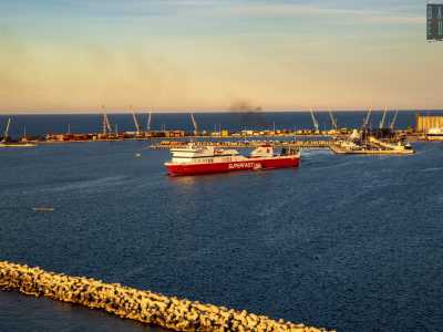 A est ecco che si allarga il grande Porto, con le sue navi...